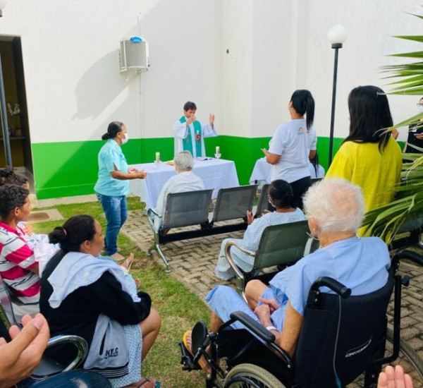 Momento de louvor no Hospital de Luziânia
