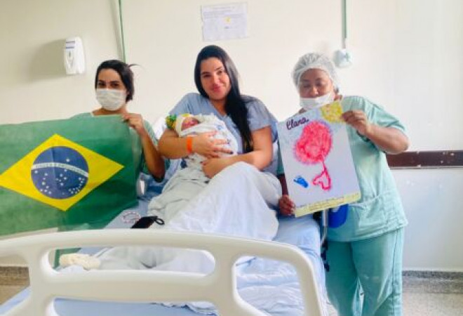 Recém-nascidos de Luziânia ganham toucas decoradas de verde e amarelo